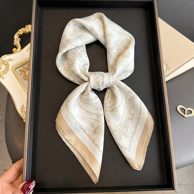 Ascot Neck Scarf - Pañuelo Cuadrado Vintage Beige con Estampado